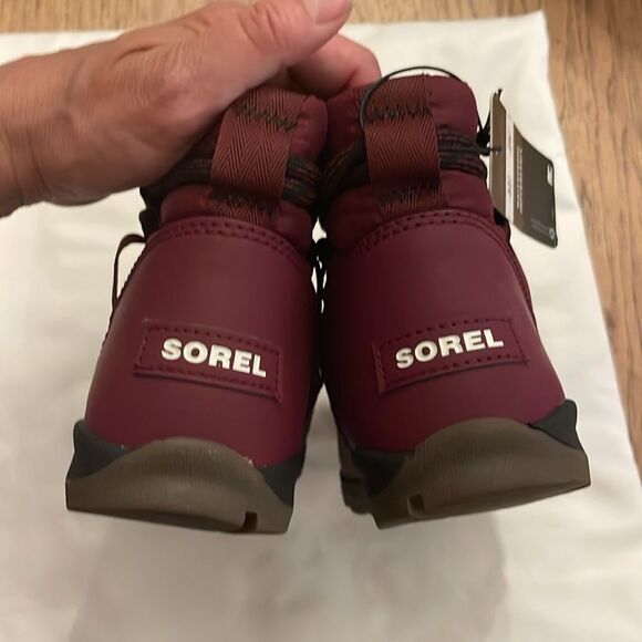 Sorel WINE COLOR short waterproof booties.   New in box - Picture 5 of 8